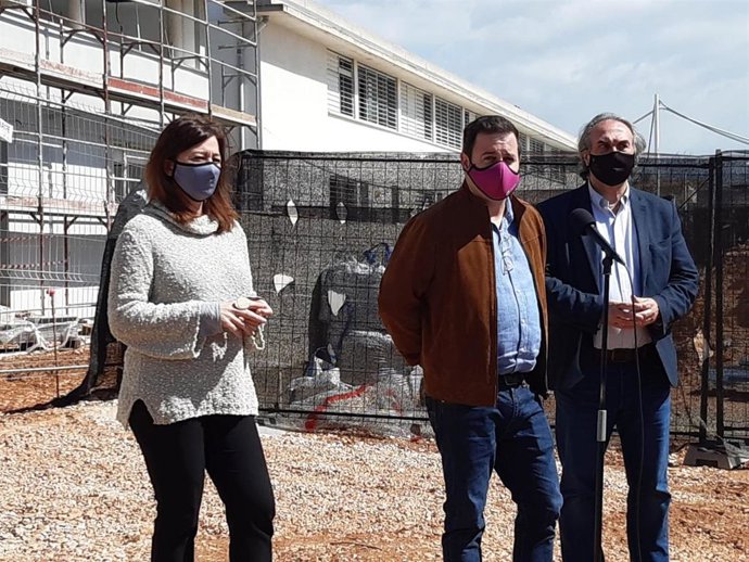 (I-D) La Presidenta Del Govern, Francina Armengol; El Alcalde De Marratxí, Miquel Cabot; Y El Conseller De Educación Y Formación Profesional, Martí March.