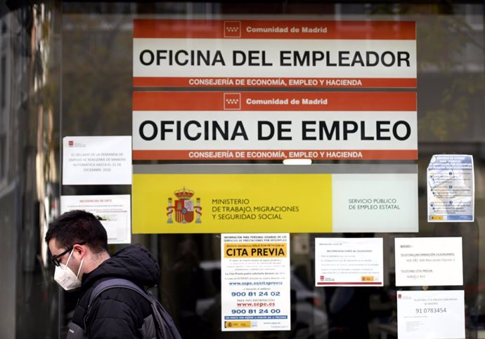 Archivo - Un hombre pasa por la puerta de una oficina de empleo, SEPE (antiguo INEM) horas después de conocer los datos del paro de noviembre, en Madrid (España), a 2 de diciembre de 2020. El número de parados registrados en las oficinas de los servicio