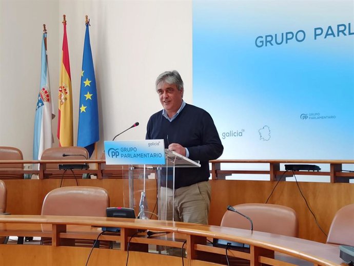 El portavoz parlamentario del PPdeG, Pedro Puy, en rueda de prensa en el Parlamento de Galicia