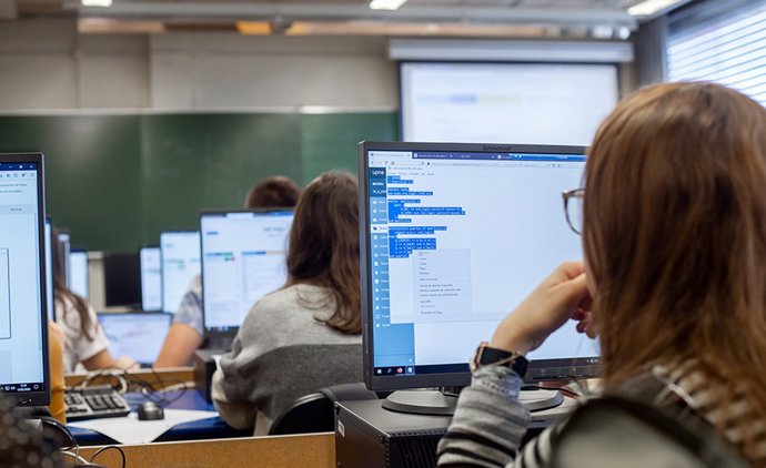 Archivo - Imagen de archivo de una de las sesiones de trabajo de los alumnos en el laboratorio remoto.