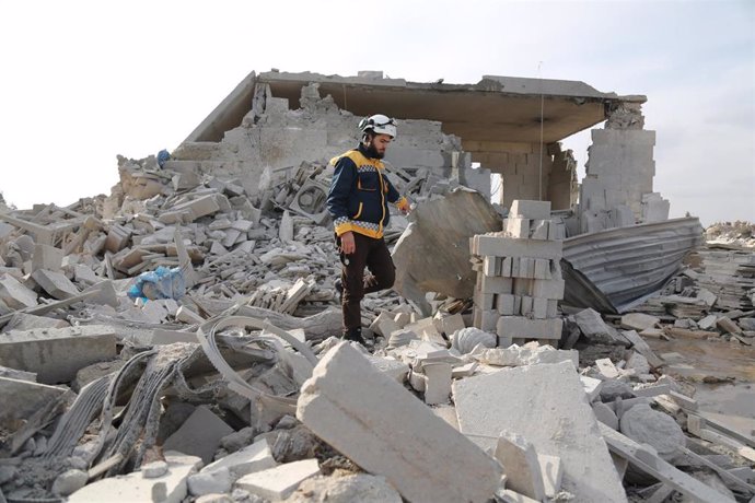 Archivo - Bombardeo contra una localidad controlada por los rebeldes en la provincia de Idlib (Siria)