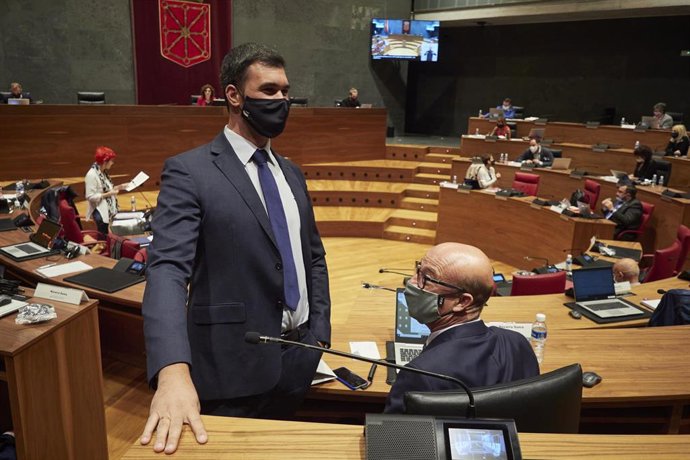 Archivo - El parlamentario de Navarra Suma, José Suárez, sentado, y su compañero de grupo, Javier García, en un pleno del Parlamento de Navarra.