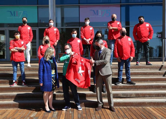 Pepo Frade, cocinero malagueño, se pone una chaquetilla roja del colectivo 'Chefs in Red' en apoyo al sector de la hostelería