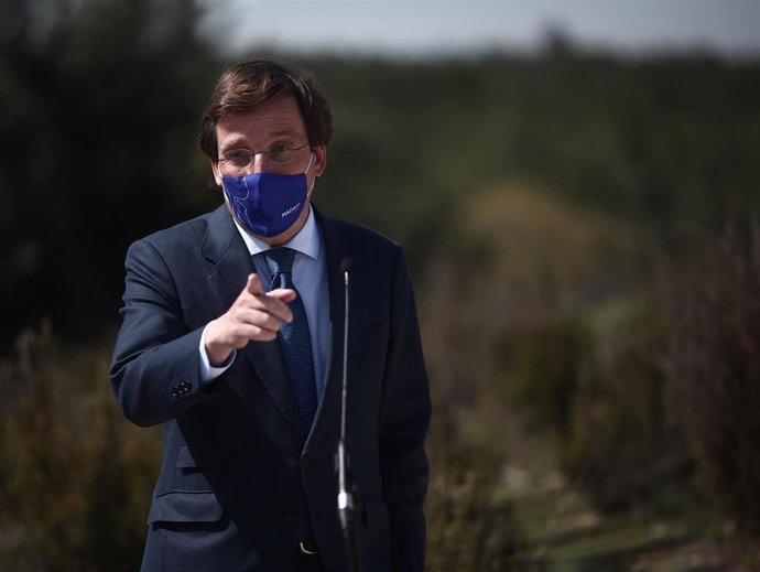 El alcalde, José Luis Martínez-Almeida, interviene en una rueda de prensa con motivo de su visita por el distrito de Moratalaz.