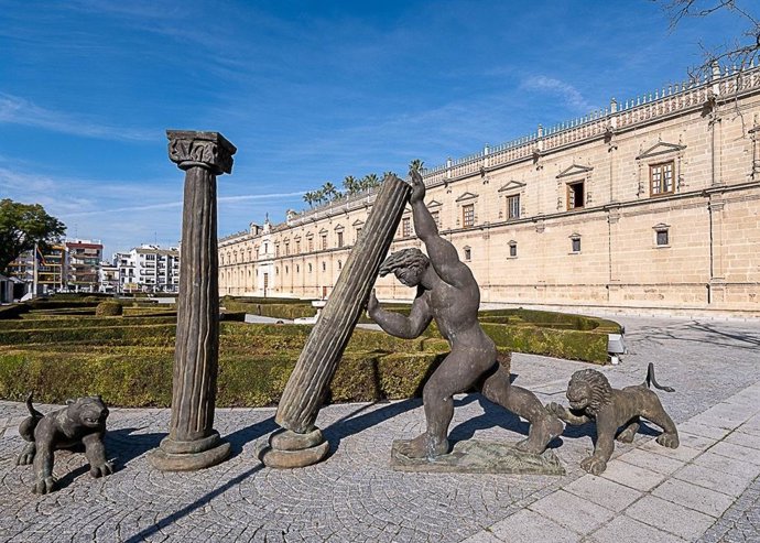 Imagen exterior del Parlamento de Andalucía, con la escultura de Hércules Fundator en primer plano.