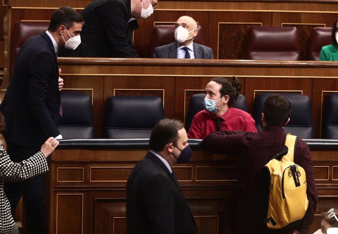 El presidente del Gobierno, Pedro Sánchez (i); el vicepresidente segundo, Pablo Iglesias (d); el ministro de Transportes, José Luis Ábalos (abajo, i), y el secretario general del Grupo Socialista en el Congreso, Rafael Simancas (arriba, d), durante una 