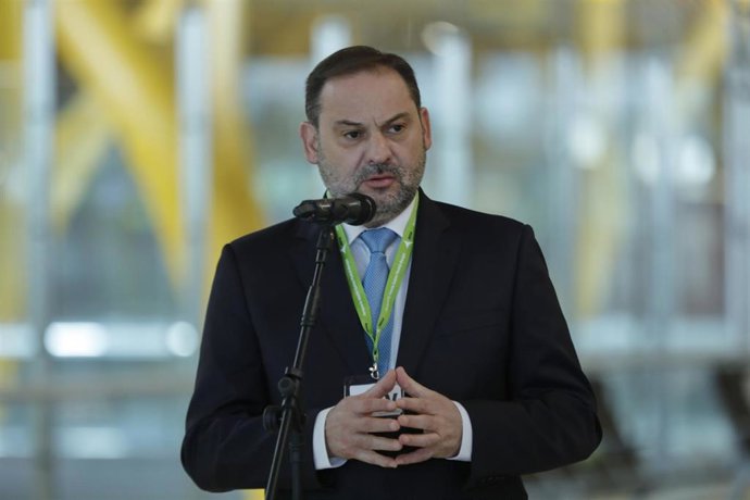 Archivo - El ministro de Transportes, Movilidad y Agenda Urbana, José Luis Ábalos, atiende a los medios en su visita al Aeropuerto Adolfo Suárez Madrid-Barajas el pasado mes de junio.