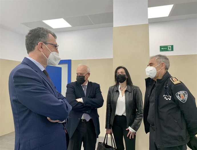 El alcalde de murcia, primero por la izquierda, durante su visita este lunes a la comisaría de Policía Local en Espinardo