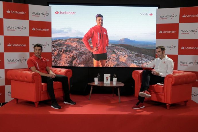 Javier Gómez Noya durante el Santander Talks de Banco Santander con motivo de la inauguración del Santander Work Café de Vigo