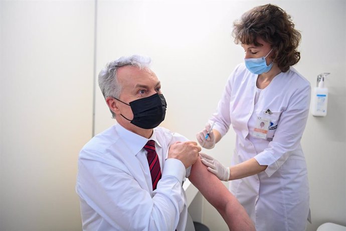 Gitanas Nauseda, presidente de Lituania, se vacuna contra el coronavirus