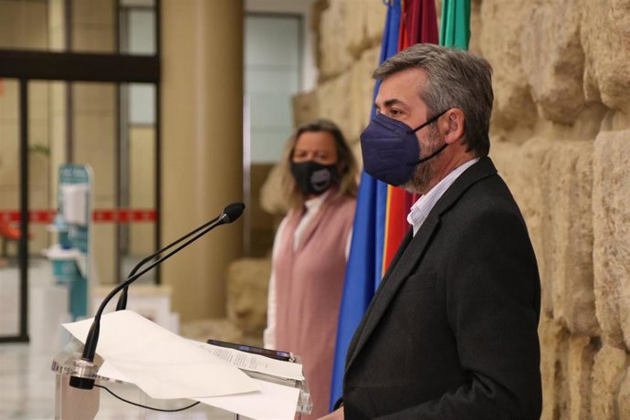 Miguel Ángel Torrico junto a Isabel Albás.