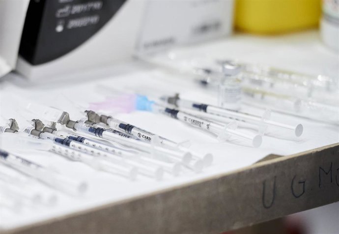 Archivo - Varias jeringuillas con la segunda dosis de la vacuna de Pfizer-BioNTech contra la Covid-19 en el Hospital Universitario Marqués de Valdecilla, en Santander, Cantabria (España).- Archivo