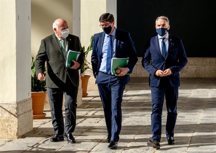 Archivo - El vicepresidente y consejero de Turismo, Regeneración, Justicia y Administración Local, Juan Marín (c) y los consejeros de la Presidencia, Administración Pública e Interior, Elías Bendodo (id), y de Salud y Familias, Jesús Aguirre (1i) en fot