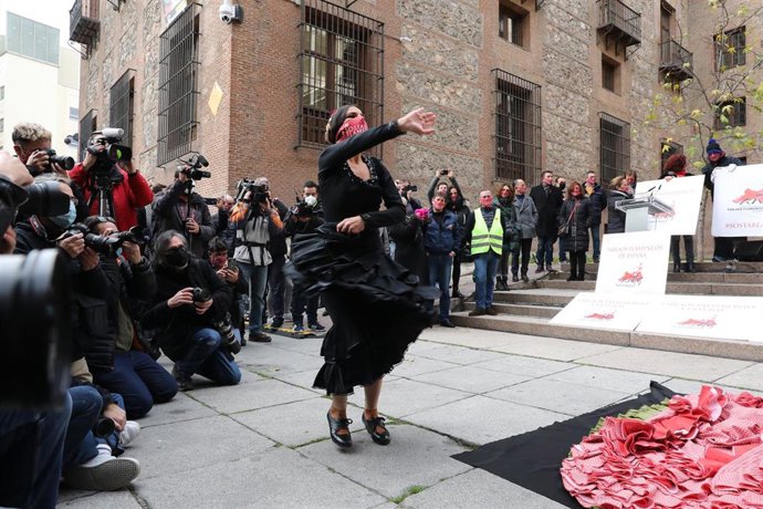 Archivo - Una empleada de un tablao flamenco a nivel nacional se concentran frente al Ministerio de Justicia, en Madrid (España), a 16 de diciembre de 2020