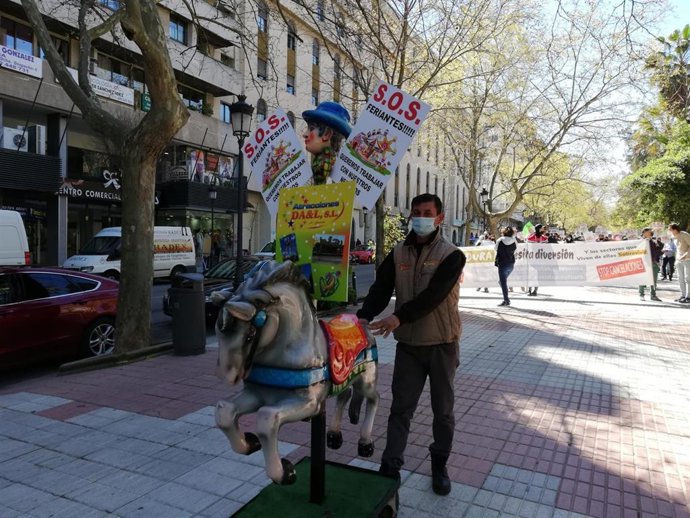 Uno de los feriantes que ha participado en una marcha este lunes en Cáceres para protestar por la falta de actividad del sector