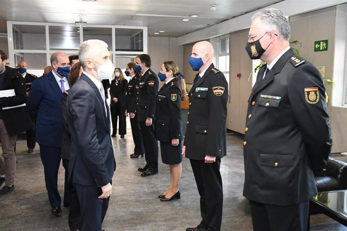 El ministro del Interior, Fernando Grande-Marlaska, visita las instalaciones de la División de Cooperación Internacional de la Policía Nacional