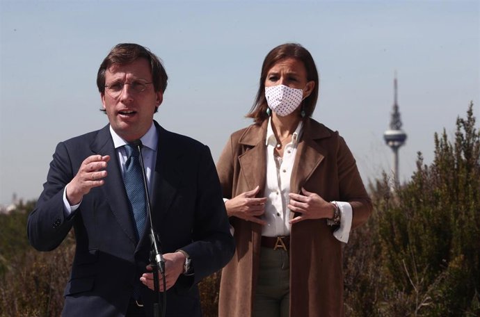 El alcalde de Madrid, José Luis Martínez-Almeida, tras su visita al distrito de Moratalaz, Madrid, (España), a 22 de marzo de 2021. El alcalde ha visitado el distrito para dar un paseo por el Parque de la Cuña Verde de O'Donnell y el recinto ferial.