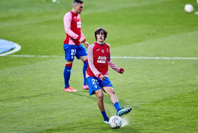 Archivo - Bryan Gil antes de un partido del Eibar