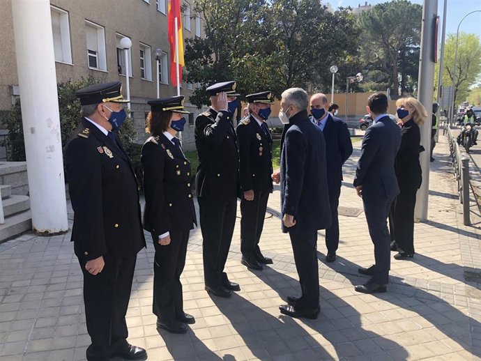 El ministro del Interior, Fernando Grande-Marlaska, durante su visita a la División de Cooperación Internacional de la Policía Nacional