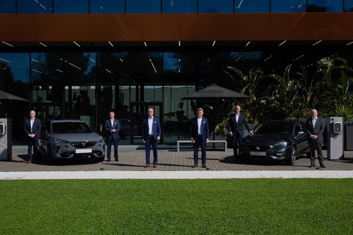 El presidente de Seat y Cupra, Wayne Griffiths, y el vicepresidente ejecutivo de Finanzas e IT, Carsten Isensee, en el centro.