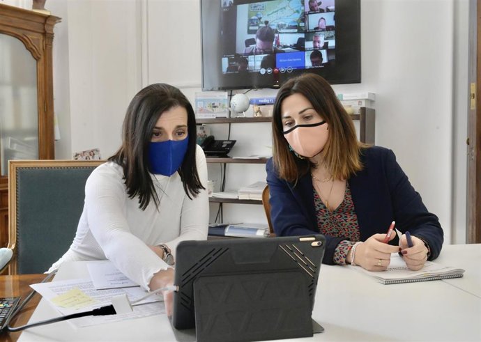 Gema Igual y Miriam Díaz en la comisión de Turismo