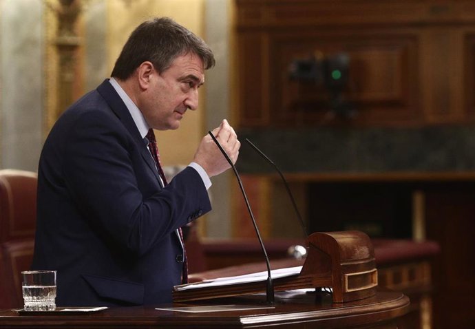 El portavoz parlamentario del PNV, Aitor Esteban, interviene durante una sesión de Control al Gobierno en el Congreso