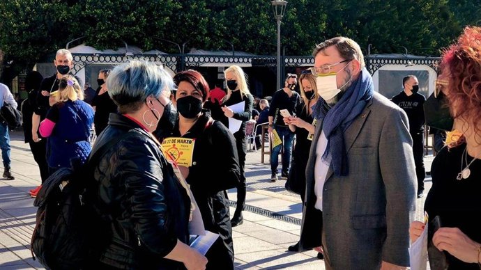 Carlos Zambrano y Ángela Mulas apoyando la reivindicación de las peluquerías