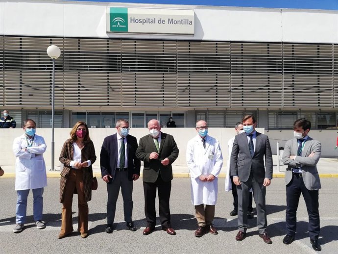 Jesús Aguirre (centro), ante Hospital de  Montilla, junto al resto de autoridades.