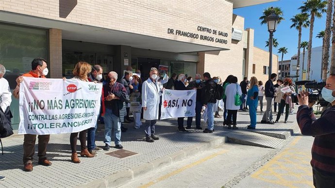 Concentración de condena ante la última agresión a una médica en el centro de salud de Alhaurín el Grande