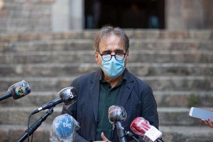 Archivo - El teniente de alcalde de Cultura, Joan Subirats, atiende a los medios con la alcaldesa de Barcelona, Ada Colau, en su visita al Museu d'Histria de Barcelona (Muhba) y al Museu Frederic Mars, en Barcelona, Catalunya (España), a 2 de junio de