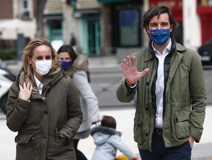 La secretaria general del PP de Madrid, Ana Camins y el vicesecretario de Comunicación del PP, Pablo Montesinos tras un paseo por el Templo de Debod, en Madrid (España), a 19 de marzo de 2021.