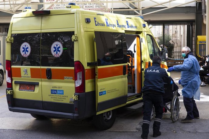 Trabajadores sanitarios en un hospital de Atenas, Grecia.