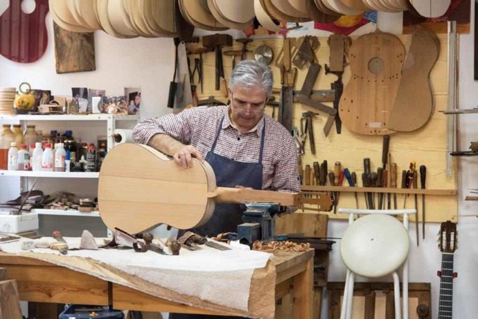 Archivo - Un artesano en su taller, en una imagen de archivo.