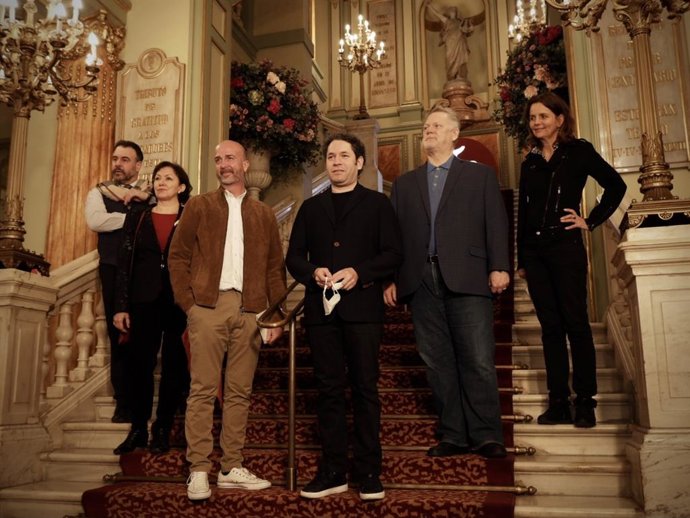 El barítono Carlos Álvarez, junto a la 'spinter' Krassimira Stoyanova, el director artístico del Gran Teatre del Liceu,Víctor Garcia de Gomar, el director musical Gustavo Dudamel , el tenor Gregory Kunde y la directora artística Amélie Niermeyer