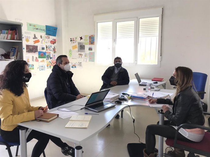 El diputado de Cs Carlos Ortas se reúne con reunión con representantes de la Fundación Secretariado Gitano y la concejala de Servicios Sociales del Ayuntamiento de Teruel, Nuria Tregón.