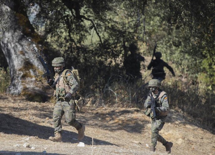 Archivo - Soldados de la Legión participan en una maniobra de simulación de fusiles en un recinto ambientado en un "poblado afgano" en las inmediaciones del recinto del Campamento de Ronda, Málaga, Andalucía, (España), a 7 de octubre de 2020. Este 2020 