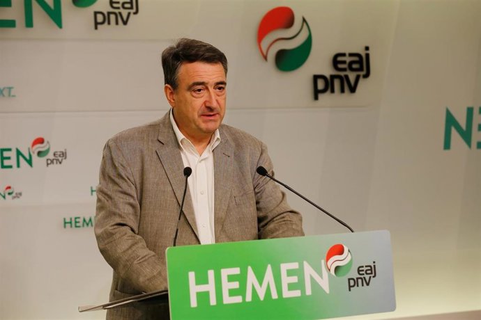 Archivo - El portavoz del PNV en el Congreso de los Diputados, Aitor Esteban, en una rueda de prensa