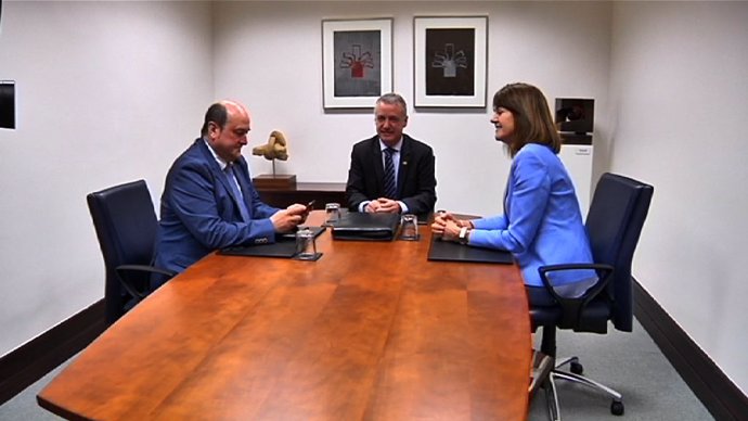 Reunión del Lehendakari, Iñigo Urkullu, con Andoni Ortuzar (PNV)  e Idoia Mendia (PSE)