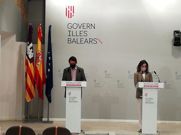 El portavoz de Govern, Iago Negueruela, y la consellera de Hacienda, Rosario Sánchez, durante la rueda de prensa.