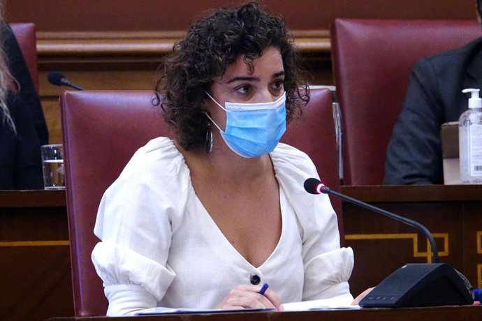 Archivo - El Ayuntamiento de Santa Cruz creará un servicio itinerante para controlar el uso adecuado de los campos de fúbol