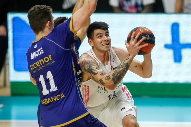 Archivo - Gabriel Deck of Real Madrid and Laurynas Birutis of Obradoiro in action during the spanish league, Liga Endesa ACB, basketball match played between Real Madrid and Monbus Obradoiro at Wizink Center pavilion on October 20, 2020 in Madrid, Spain.