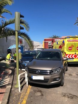 Personal sanitario asiste a la mujer