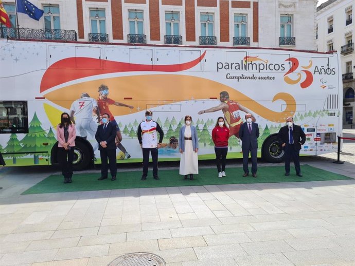 Isabel Díaz Ayuso y representantes del Comité Paralímpico Español (CPE) ante el Bus Paralímpicos 25 Años