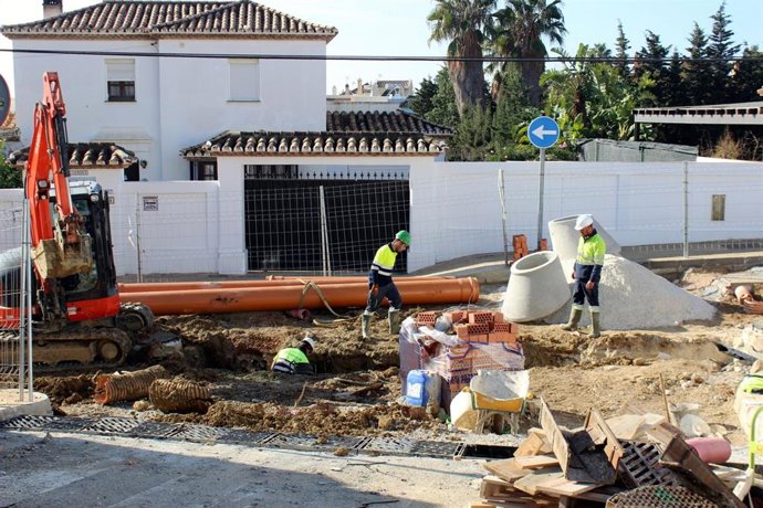 Operarios realizan obras de mejora del abastecimiento de agua