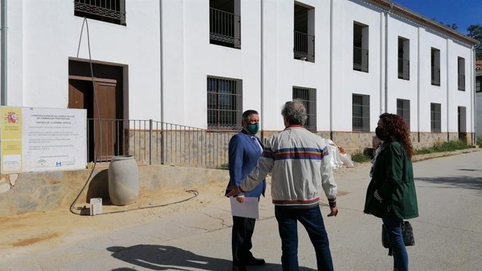 El delegado territorial de Regeneración, Justicia y Administración Local en Huelva, Alfredo Martín, visita Linares de la Sierra.