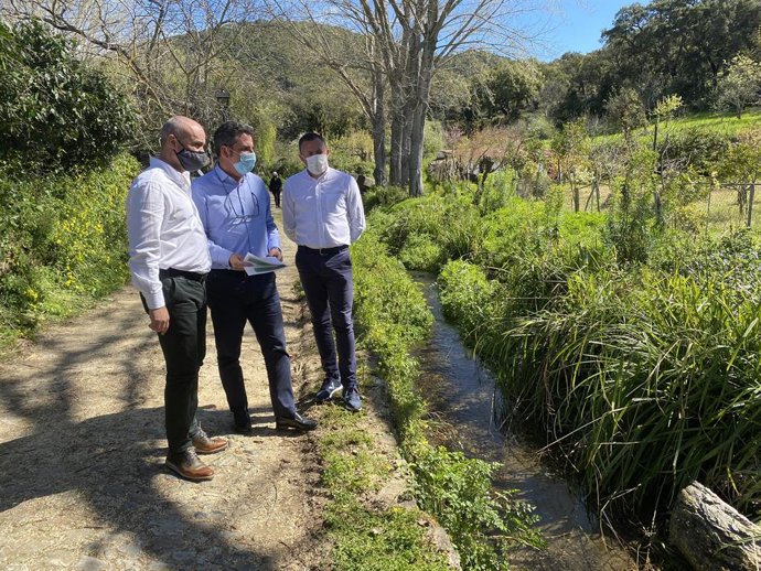 Visita a Linares de la Sierra (Huelva) de los delegados territoriales de Agricultura, Ganadería y Pesca y de Desarrollo Sostenible, Álvaro Burgos y José Enrique Borrallo.