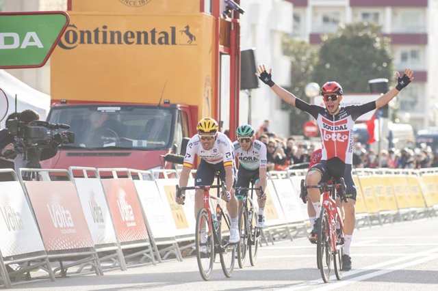 Andreas Kron celebra su victoria en la primera etapa de la Volta 2021