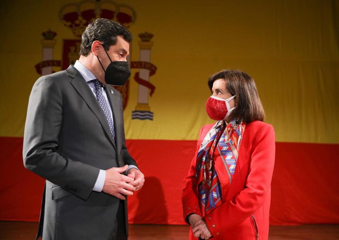 La ministra y Juanma Moreno en la entrega de los premios en Sevilla