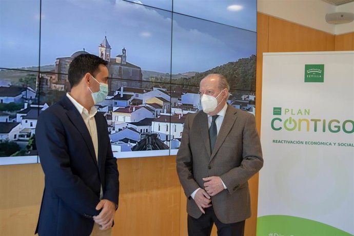 Villalobos, con el alcalde de El Castillo de las Guardas