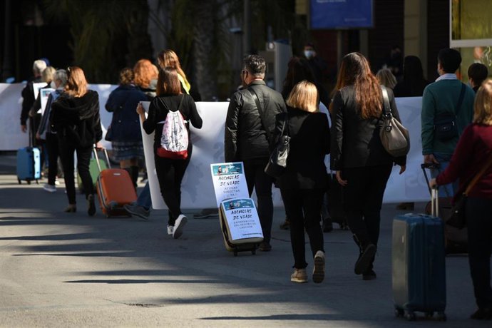 Concentración de asociaciones representativas de las agencias de viajes valencianas y grupos de agentes por las calles de Valencia con pancartas y maletas como signo de protesta